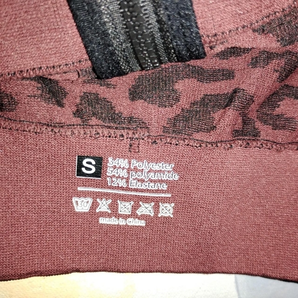 Bold Leopard Zip-Front Activewear Top - Thumbholes - Size Small - Picture 4 of 6